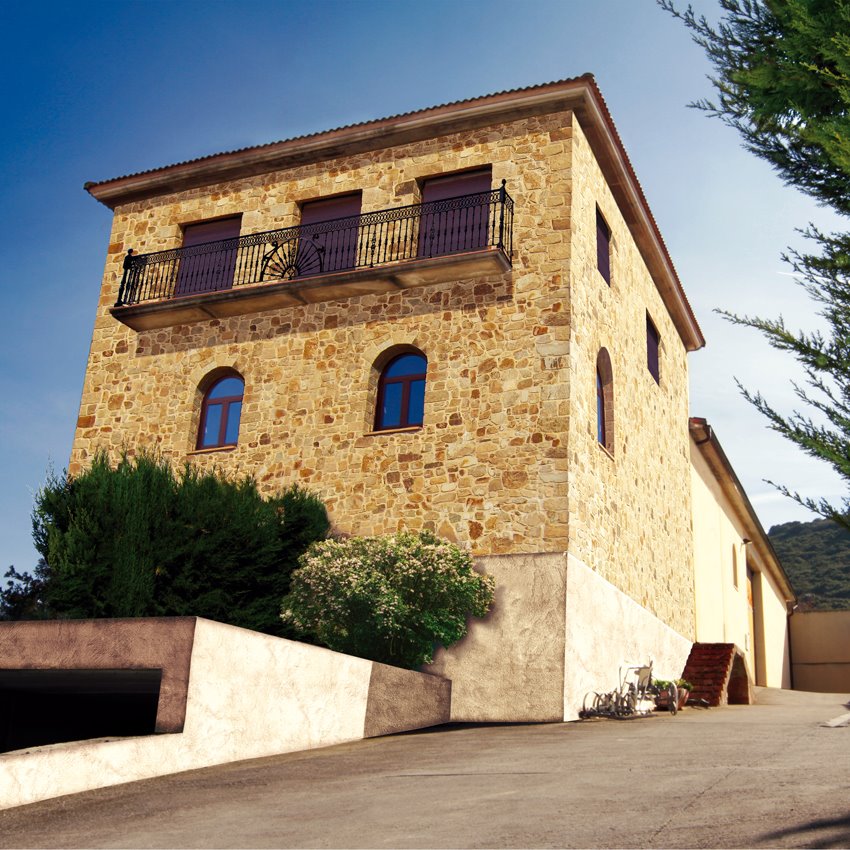 Bodegas y vinedos hermanos fernandez fachada