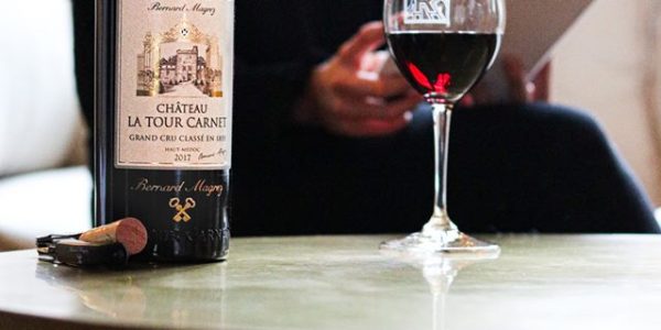 Taller de vino en la mesa