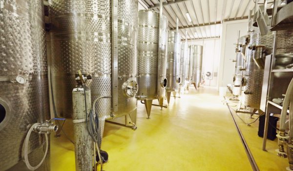 Expertos en distribución de depósitos siempre llenos para equipar tu bodega.